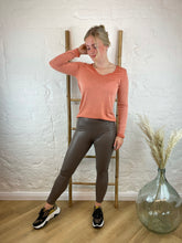 Lade das Bild in den Galerie-Viewer, gefütterte Kunstleder Leggings Roxie "Taupe"