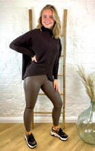 Lade das Bild in den Galerie-Viewer, Oversize Pullover "Victoria" mit Rollkragen