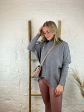 Lade das Bild in den Galerie-Viewer, Oversize Pullover &quot;Victoria&quot; mit Rollkragen
